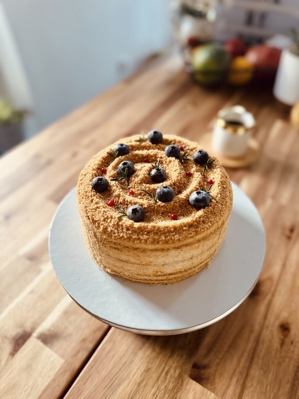 Medovik klasik torta – presek, domaća torta od meda Medovik klasik torta – presek, domaća torta od meda