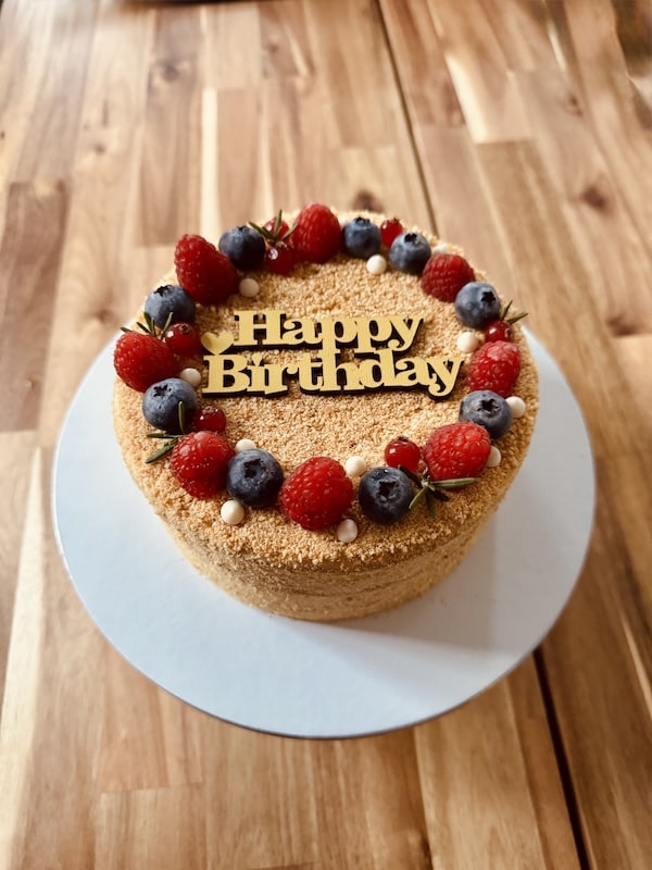 Medovik malina – torta sa filom od maline i meda Medovik malina – torta sa filom od maline i meda