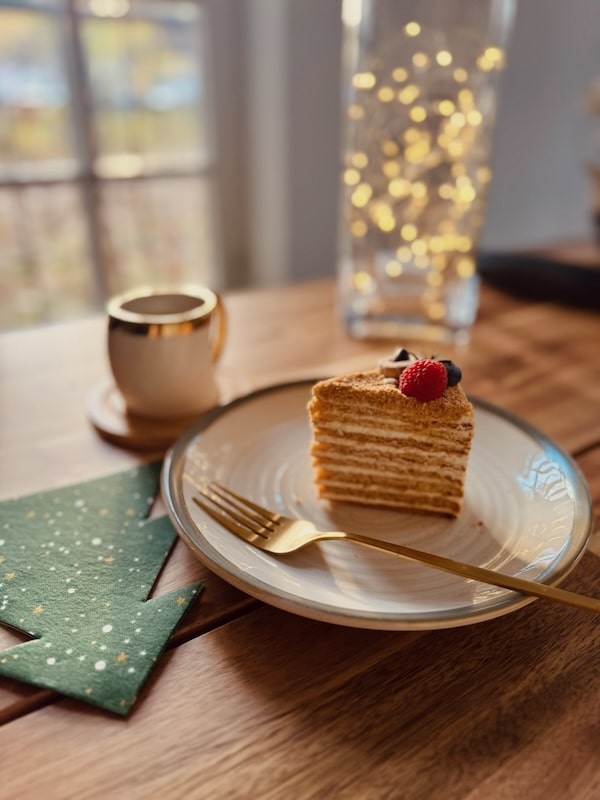 Medovik malina sa viljuškom u radionici Medovik malina sa viljuškom u radionici