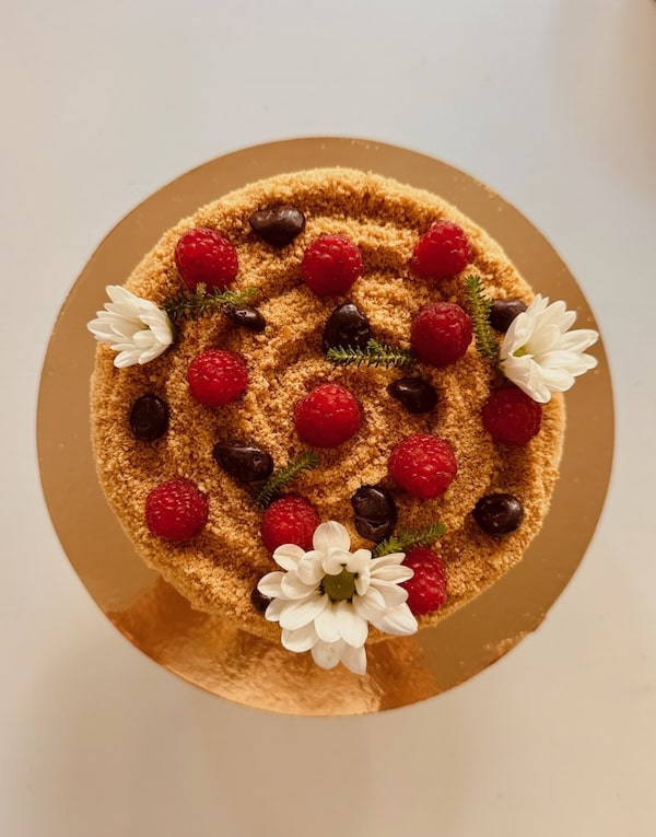 Medovik malina na stolu sa dekoracijom