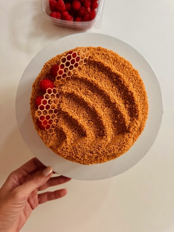 Medovik malina na stolu wifi Medovik malina na stolu wifi